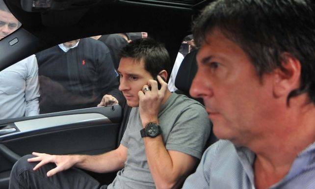 Messi y su padre. Ambos enfrentan cargos de evasión fiscal por un valor de 4