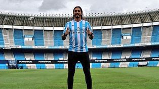 Ezequiel Schelotto dejó Racing y criticó a Gago al no tener minutos desde su arribo.