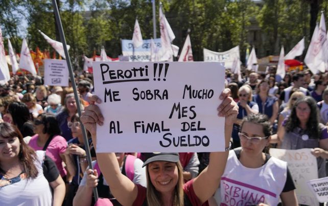 Los docentes públicos votarán en asamblea si aceptan o no la nueva propuesta del gobierno provincial.