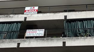 A nivel local, se observa que las familias que alquilan se concentran en los extremos de la distribución de ingresos.