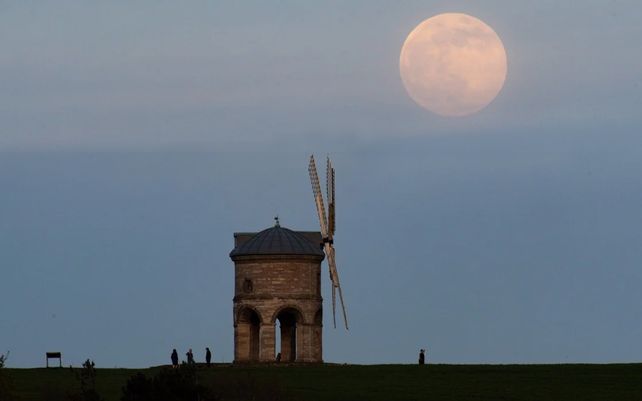 La luna sale detrás del molino de viento de Chesterton en Warwickshire