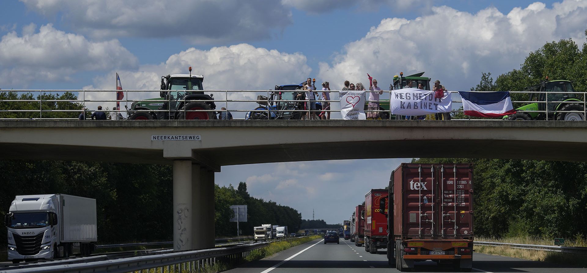 Agricultores con una pancarta que dice