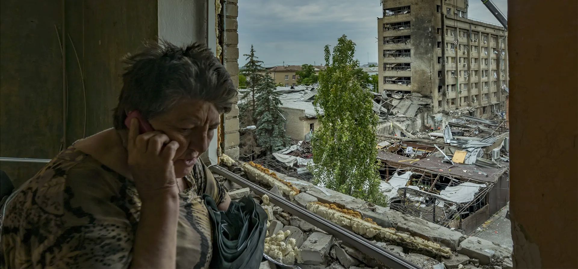 Kramatorsk, Ucrania. Una mujer llama por teléfono para pedir ayuda dentro de su casa destruida por la onda expansiva de un ataque con misiles rusos. Fotografía: Celestino Arce/NurPhoto/Shutterstock Kramatorsk, Ucrania. Una mujer llama por teléfono para pedir ayuda dentro de su casa destruida por la onda expansiva de un ataque con misiles rusos. Fotografía: Celestino Arce/NurPhoto/Shutterstock