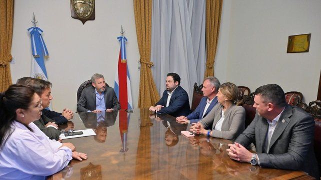 Rogelio Frigerio firmó convenios con municipios que se sumaron al boleto estudiantil para primaria y secundaria.