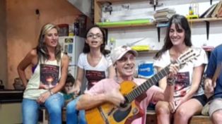 Guitarra en mano, Manu Chao cantó Clandestino en la casa donde vivió Pocho Lepratti.