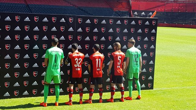 Newells presentó en sociedad la nueva camiseta, que viene con sorpresa