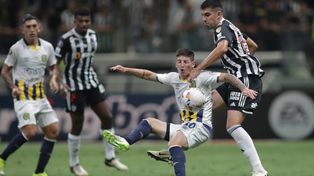 Tomás OConnor se esfuerza en el partido ante Atlético Mineiro. Ese día fue derrota canalla.