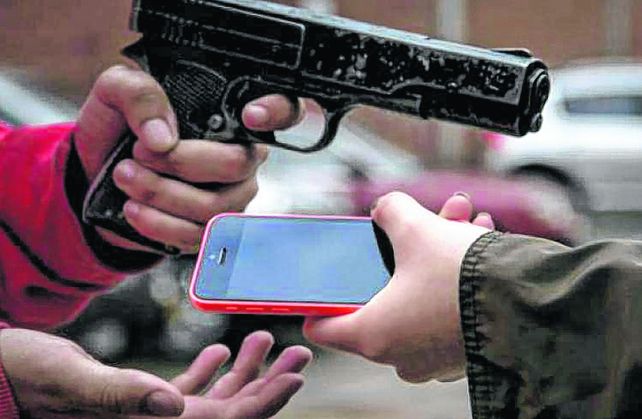 Tiempos violentos. El robo de equipos terminales alienta el mercado negro de teléfonos obtenidos irregularmente.