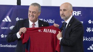Gustavo Alfaro fue presentado como nuevo DT de Costa Rica
