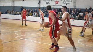 Agustín Chiana la tiene y busca el tiro para El Tala ante el duro Central Entrerriano.