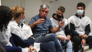 De Mendoza, con estudiantes secundarios durante una actividad para promover la formación de vocaciones científicas realizada en el IBR.