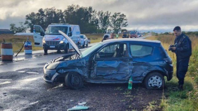 Ruta 20: dos heridos en un choque entre un auto y una ambulancia