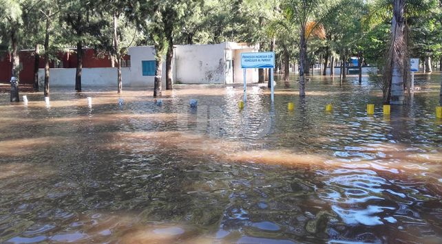 Desbordó el balneario de Laguna Paiva y hay 80 casas inundadas