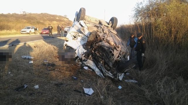 pavoroso. El utilitario donde viajaban los policías chocó contra el auto y terminó volcado en la banquina.