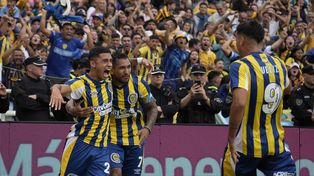 Los hinchas de Central celebran, Giaccone se abraza con Montoya y llega Veliz. Los tres será titulares en Córdoba.