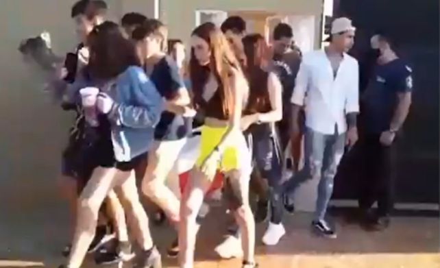 De fiesta. La novia de un joven fue a un baile acompañada