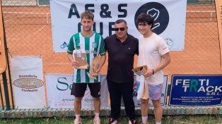Alfonso Costamagna, finalista; Javier González, director del torneo de tenis, e Ignacio Novo, flamante campeón.