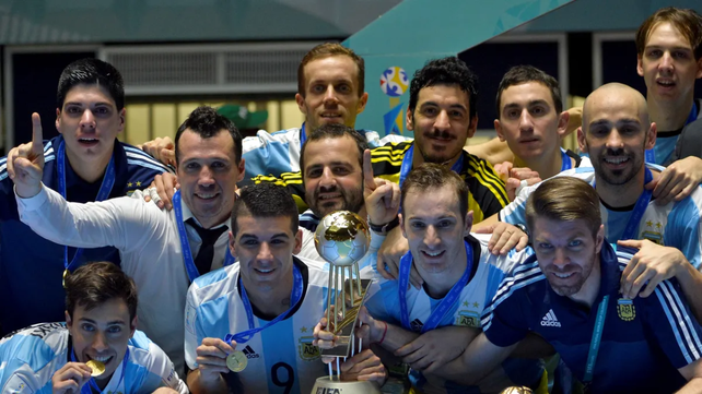 Lucuix, Giustozzi y Battistoni junto al plantel campeón y la Copa del Mundo.