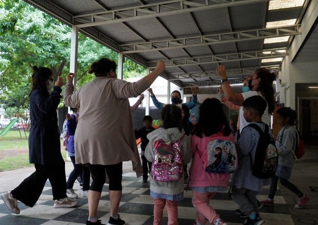 Con la “Chacarera La Bienvenida”, las niñas y los niños del jardín Río Marrón arrancan cada día con una propuesta lúdica anclada en la identidad.