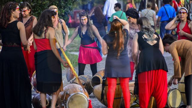 El 15° Contrafestejo pintó el antiguo Barrio del Tambor