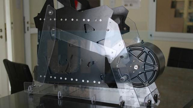 Su joya. El bioingeniero Guillermo Gebhart junto a su creación.