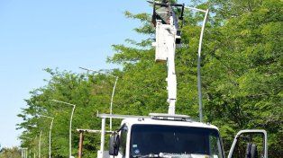 Por la crecida del río Uruguay retiran luminarias de balnearios