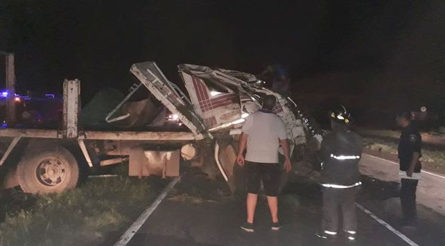 Volcó un camión cargado con envases de cervezas en la Autopista