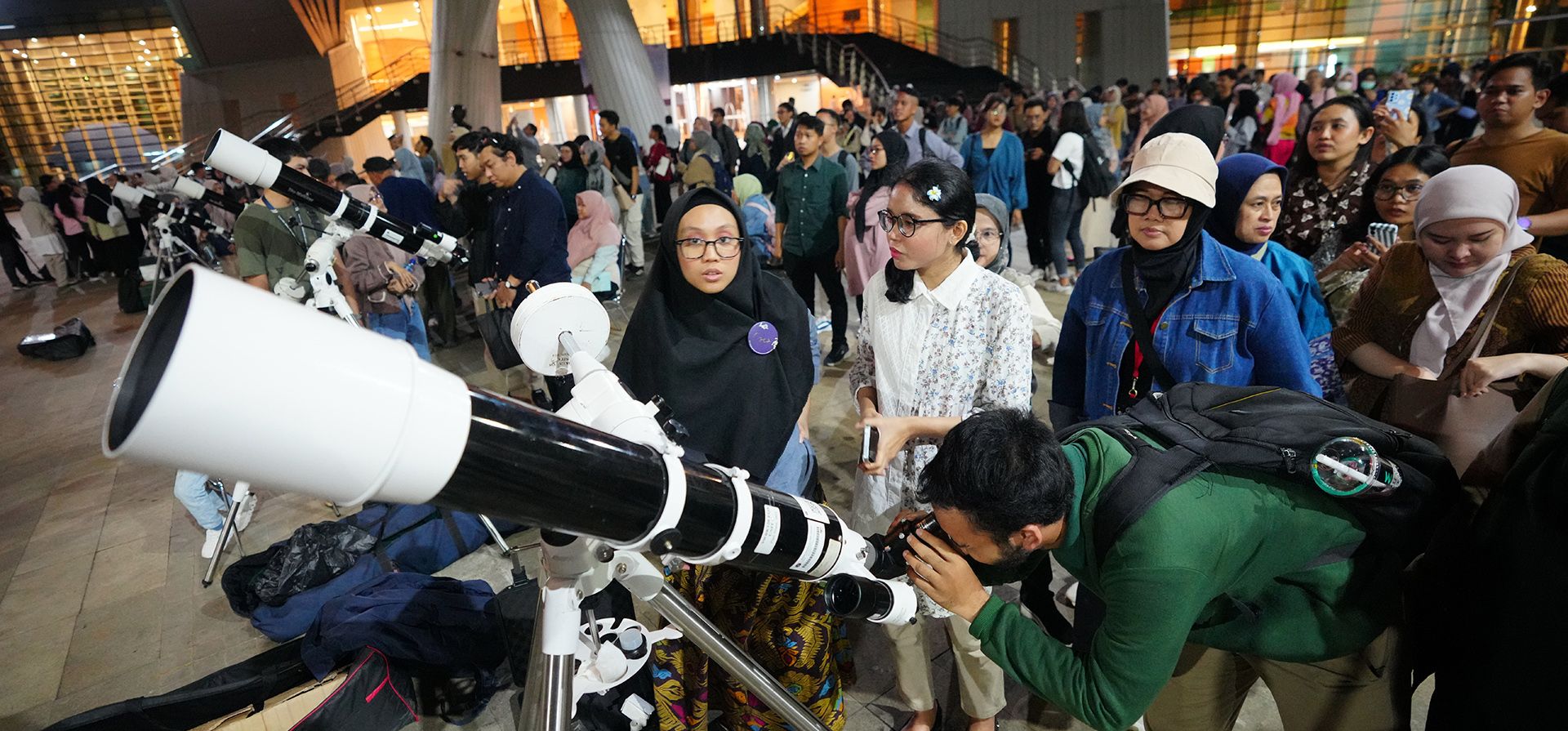Personas hacen fila para usar telescopios, proporcionados por el Planetario de Yakarta, para observar la salida de la luna en Yakarta, Indonesia, el miércoles 5 de noviembre de 2025. (Foto AP/Tatan Syuflana) Personas hacen fila para usar telescopios, proporcionados por el Planetario de Yakarta, para observar la salida de la luna en Yakarta, Indonesia, el miércoles 5 de noviembre de 2025. (Foto AP/Tatan Syuflana)