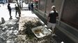 Todo sucio. Una estructura de hierro ubicada en Sarmiento casi Santa Fe, tiene kilos de excrementos de palomas