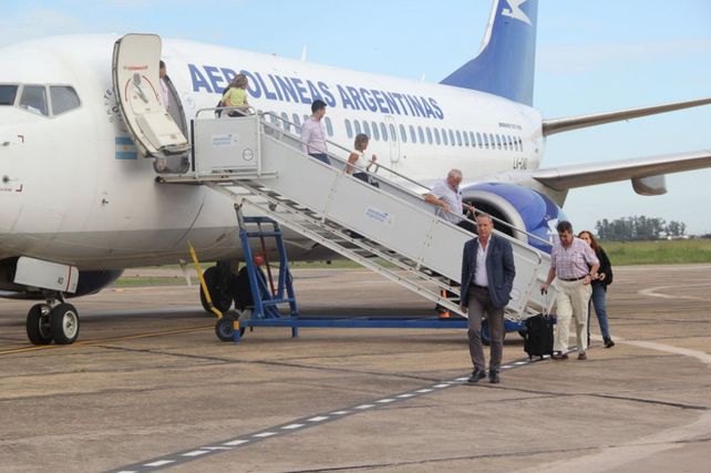Pasajeros descendiendo del avión de Aerolíneas