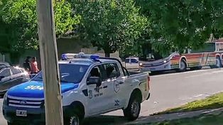 El micro con hinchas de River fue interceptado por la Policía