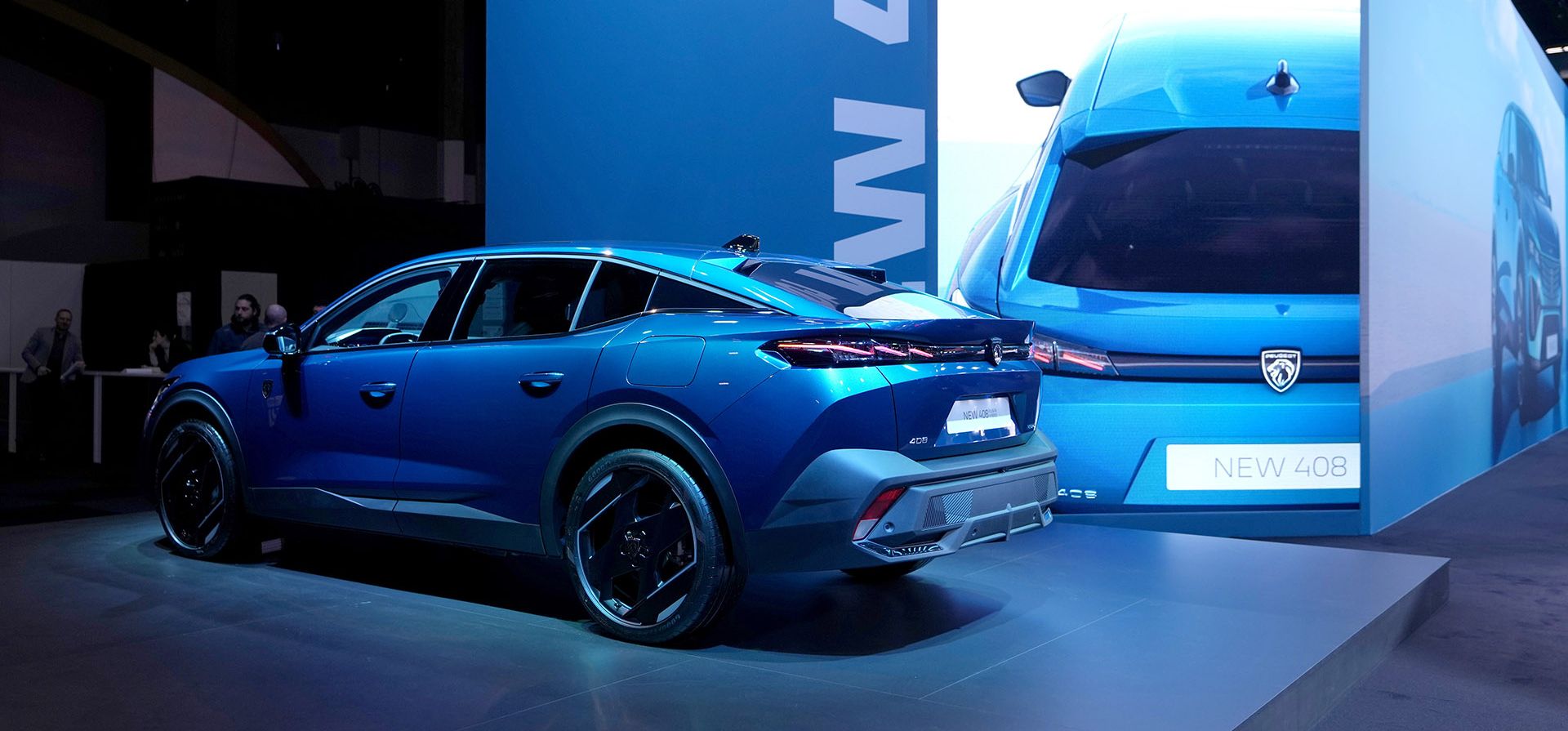 El nuevo Peugeot 408 se exhibe en la apertura de medios del Salón del Automóvil de Bruselas, viernes 13 de enero de 2023. (Foto AP/Virginia Mayo)