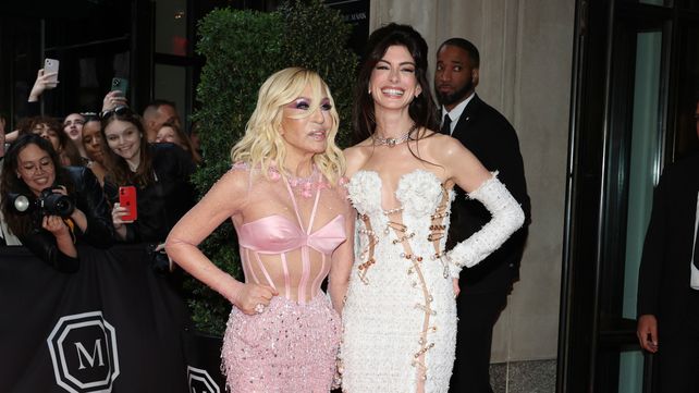 Donatella Versace y Anne Hathaway.