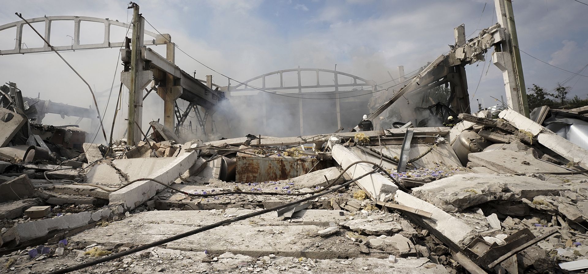 Bomberos ucranianos trabajan en edificios destruidos después de un ataque con cohetes anoche en Kharkiv, Ucrania, el viernes 19 de agosto de 2022.