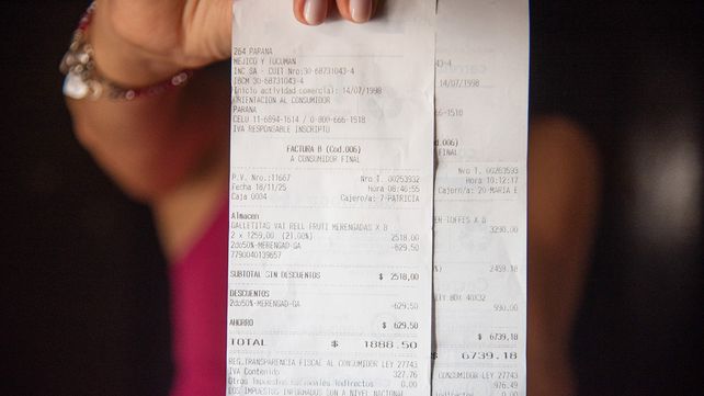 La Ley de Ticket establece que comercios y servicios deben informar el precio neto sin impuestos -discriminando IVA