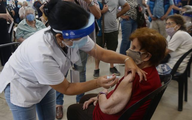 En imágenes: comenzó la vacunación a mayores de 90 años en la ex Rural