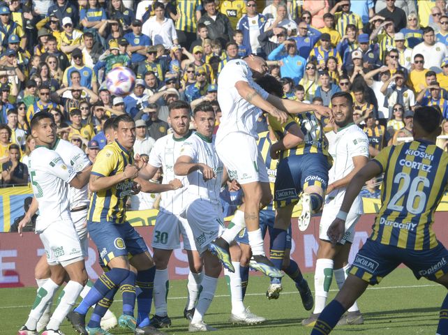 Primera clara para Central. Cabezazo de Tanlongo tras córner de Malcorra. El arquero Cambeses lo sacará.
