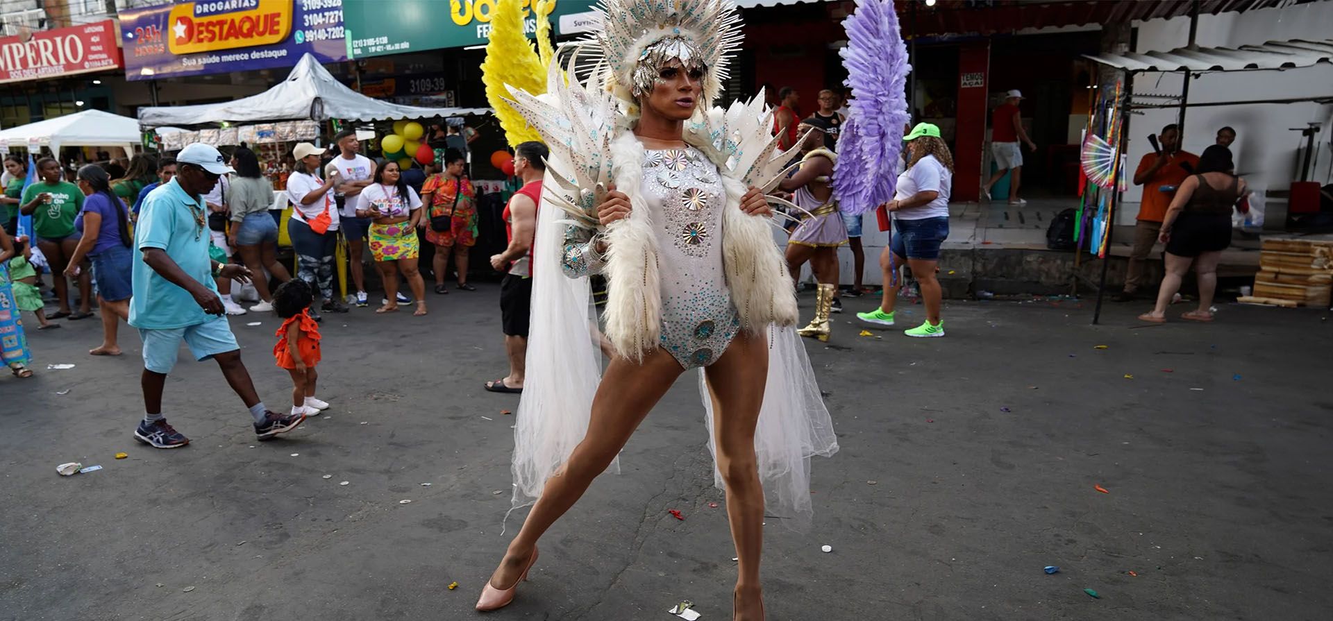 Un juerguista de la fiesta del orgullo en el barrio de Mare, Río de Janeiro, Brasil. Fotografía: Hannah-Kathryn Valles/AP Un juerguista de la fiesta del orgullo en el barrio de Mare, Río de Janeiro, Brasil. Fotografía: Hannah-Kathryn Valles/AP