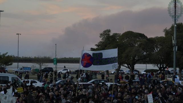 Una provocación. Mientras los ciudadanos de Rosario se reunieron en el Monumento para exigir que se terminen las quemas en el Delta del Paraná, una densa columna de humo se veía en las islas frente a la costa rosarina.
