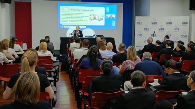 Jornada sobre autonomía y seguridad municipal en la Universidad del Gran Rosario.