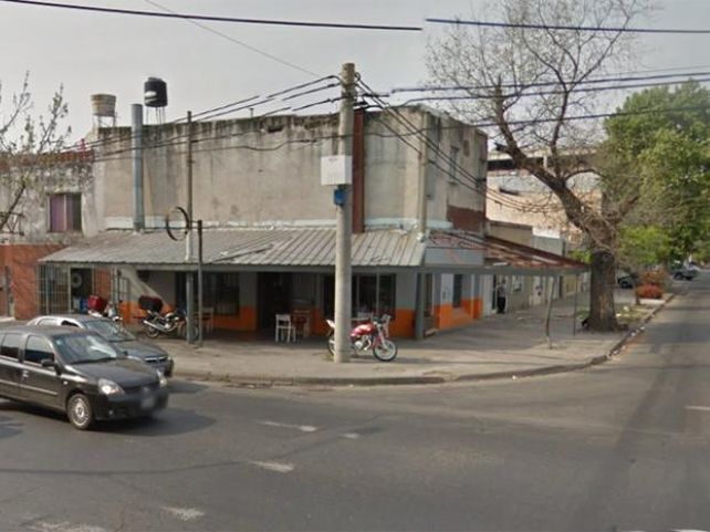 Expulsada por narcos de su casa, una familia vive refugiada en una parrilla abandonada