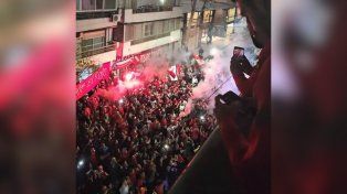 Los hinchas rosarinos de Independiente recibieron al equipo con una fiesta