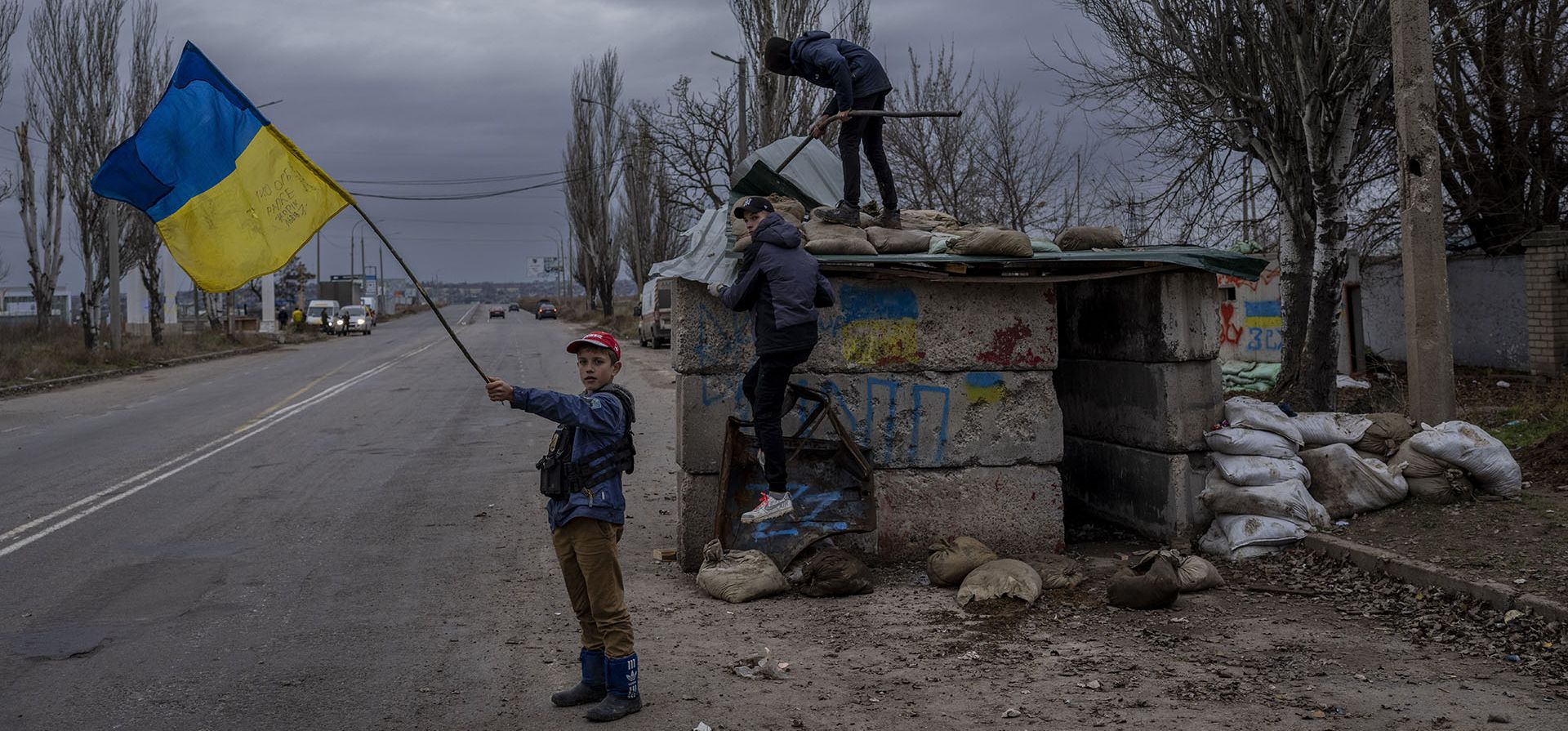 Niños ucranianos juegan en un puesto de control abandonado en Kherson, en el sur de Ucrania. (Foto AP/Bernat Armangue, Archivo)