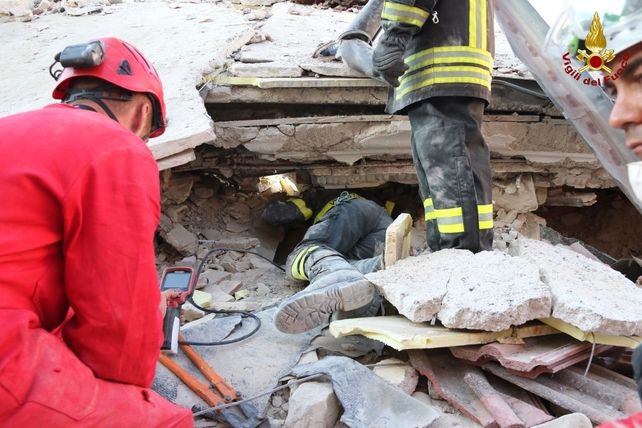 contrarreloj. Los rescatistas buscan sobrevivientes entre los escombros.