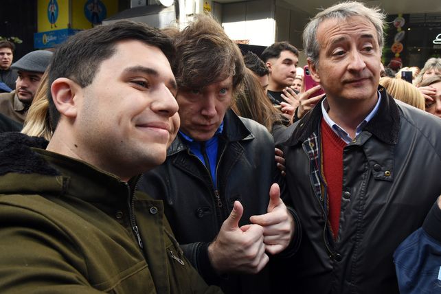 Javier Milei de recorrida electoral en la peatonal de Rosario. 