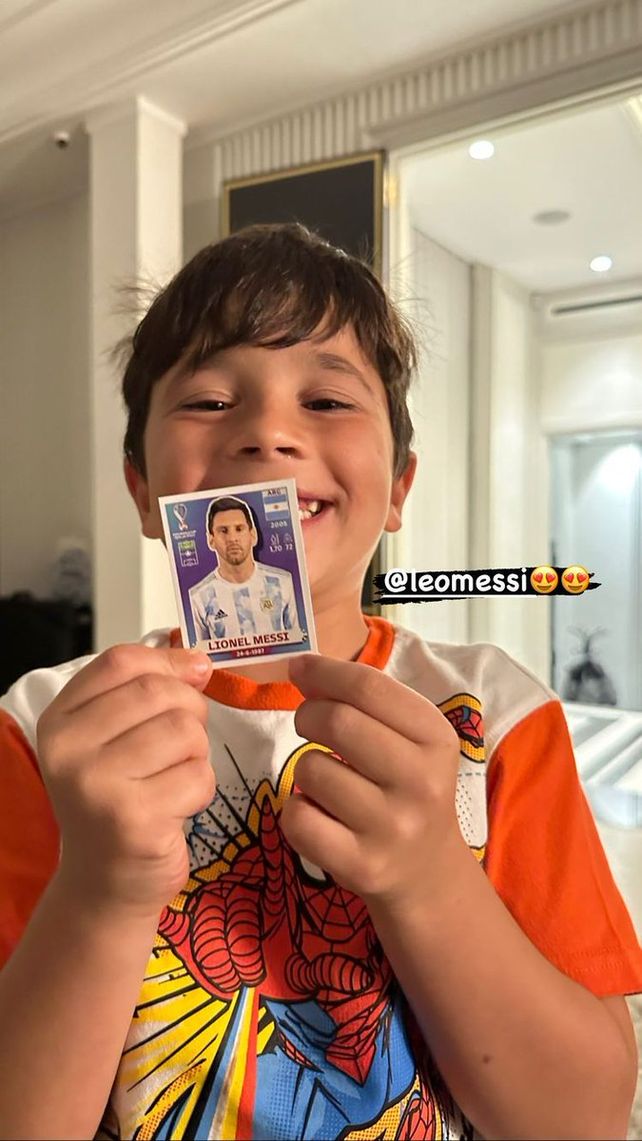 Mateo muestra feliz la figurita de su papá Lionel Messi, la más buscada por los chicos.