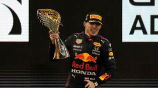 Max Verstappen desata su euforia, tras coronarse campeón de la Fórmula Uno por primera vez.