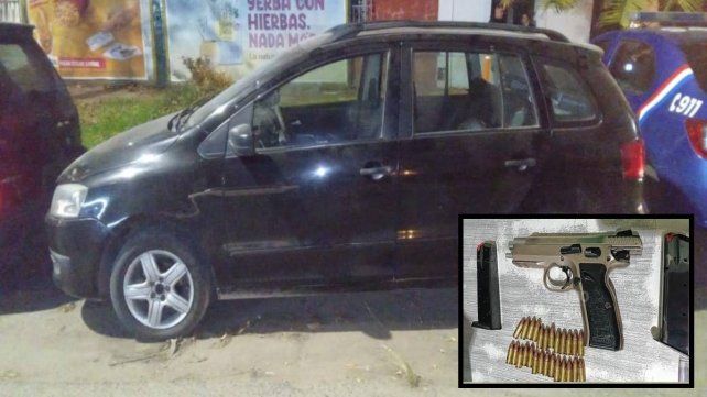 Auto secuestrado junto con la pistola de 9 milímetros hallada en el interior.