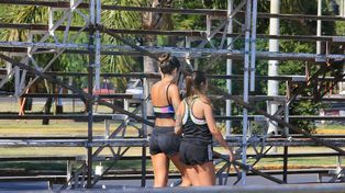 Las paranaenses aprovecharon para entrenar en la costanera en donde armaron las tribunas para el carnaval local. Foto UNO Diego Arias.&nbsp;