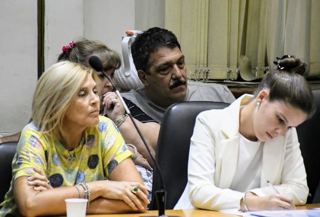 Gabriel Strumia y su esposa Roxana Michl (semitapada) escuchan la lectura del fallo de la Cámara. (Foto: Leonardo Vincenti)